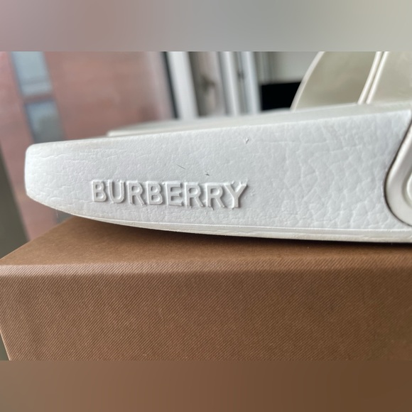 Burberry Kingdom LOGO SLIDES - Picture 7 of 16